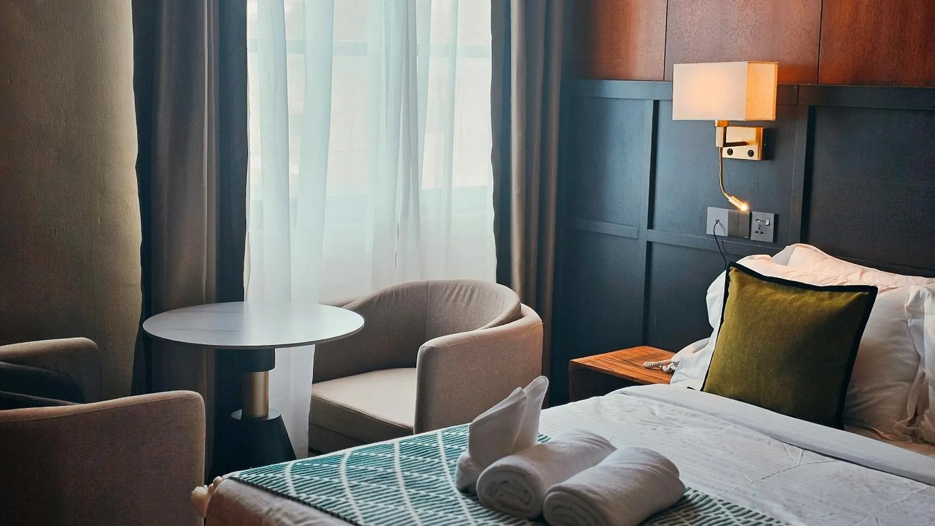 Moon Hotel George Town