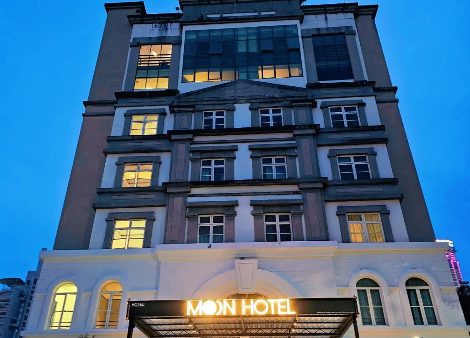 Moon Hotel George Town